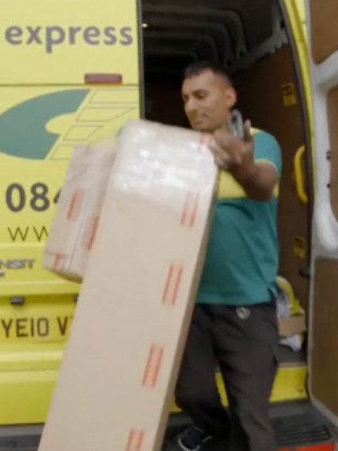 24小时送包裹的人封面图